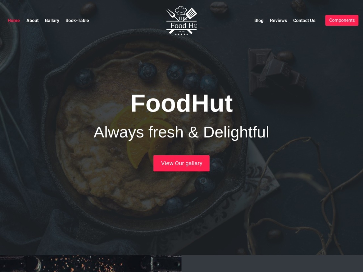 Bar moderno con botellas iluminadas y copas preparadas