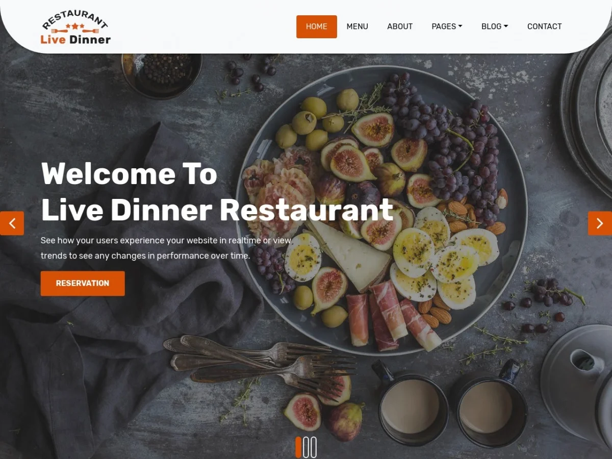 Tabla gourmet con carnes y guarniciones en ambiente cálido